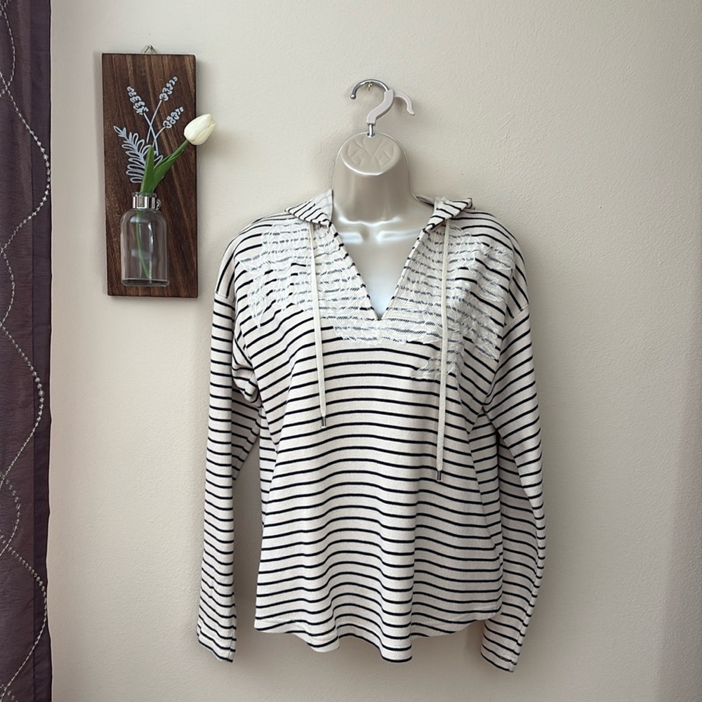 CHAPS Ivory Black striped V-Neck Floral Lace M